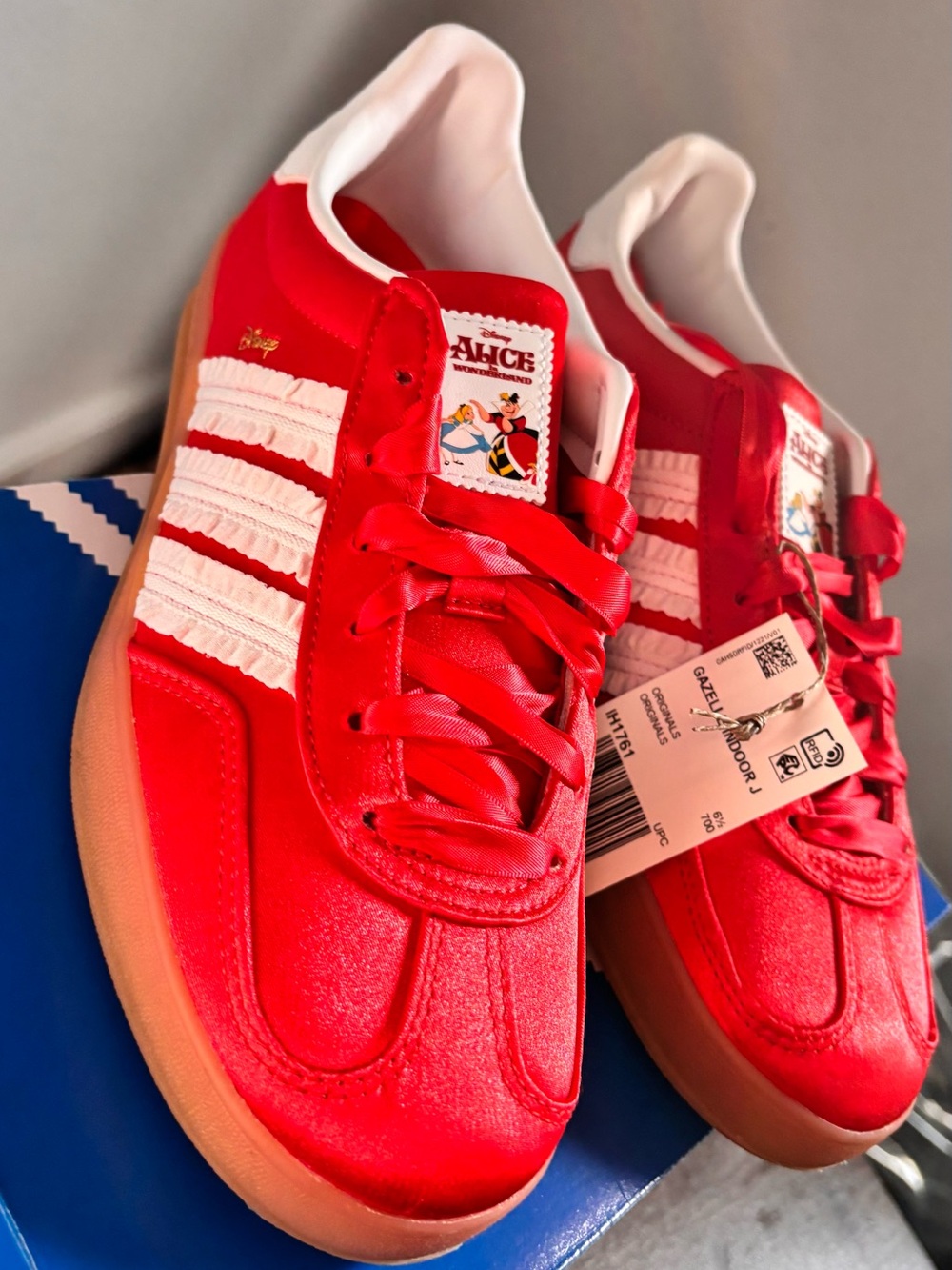 ✨ Disney x Adidas Alice in Wonderland Red Satin Sneakers Sz 7 ✨ - Picture 8 of 11